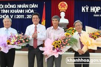 Ông Lê Thanh Quang - Bí thư Tỉnh ủy, Chủ tịch HĐND tỉnh Khánh Hòa (thứ 2 từ trái qua) tặng hoa cho các vị nhận nhiệm vụ mới