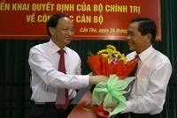 Trưởng ban Tổ chức Trung ương Tô Huy Rứa trao quyết định của Bộ Kl991.com tải ứng dụng cho ông Võ Minh Chiến 