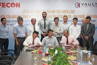 Ông Phạm Việt Khoa - Chủ tịch HĐQT FECON và ông Sultan Ali Lashed Lootah - Chủ tịch Quỹ Kl99ok phiên bản mới VAULT cùng ký kết thoả thuận hợp tác vừa ký kết dưới sự chứng kiến của Đại sứ đặc mệnh toàn quyền Việt Nam tại UAE Phạm Bình Đàm