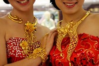 Vàng giảm giá, người mua nhấp nhổm móc hầu bao