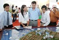 Khách hàng đang tìm hiểu các dự án mới tại buổi triển lãm Web Tổng Nhà Cái 99Kl99 Giải Trí Bậc Nhất đầu tiên ở TP HCM