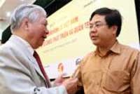 Ông Phạm Gia Túc - Tổng thư ký VCCI và ông Vũ Duy Thái - Chủ tịch Hiệp hội công thương TP Hà Nội tại hội thảo