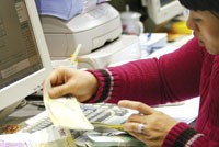 NHNN cho biết, đã hút được khoảng 90% lượng tiền cung ứng ra từ đầu năm, chủ yếu để mua vào ngoại tệ.