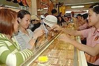 Vàng tăng nóng, thị trường trang sức bằng vàng vẫn sôi động
