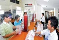 Khách hàng giao dịch tại VIB Bank.