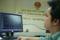 Giao dịch trực tuyến đang thu hút khá đông NĐT tham gia. Ảnh: Đức Thanh.