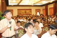 NĐT đặt câu hỏi với ban tổ chức buổi giới thiệu cơ hội Kl99ok phiên bản mới vào VCB tại TPHCM.