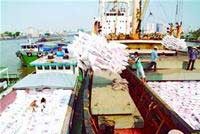 Bốc dỡ gạo xuất khẩu tại cảng. Năm 2008, nước ta sẽ đặt trọng tâm vào việc tăng chất lượng hàng nông sản thay vì số lượng.