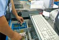 Các siêu thị đang gặp khó khăn trước tình trạng thiếu tiền lẻ. Ảnh : A.Q
