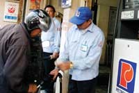 Từ nay đến tháng 6 không tăng giá KL99 dịch vụ hỗ trợ 24/7. Ảnh: Đức Thanh