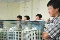 Giá nhà tăng quá cao hoặc giảm quá thấp đều gây khó khăn cho người mua. Một nhà Kl99ok phiên bản mới đăm chiêu trước quyết định mua bán.