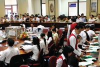 Việc cổ phần hoá bị bó gọn trong việc đấu giá, khiến khả năng thành công không cao.