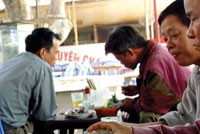 Bia hơi là đồ uống phổ biến của người lao động.
