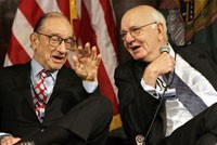 Hãy quên những tư vấn của Greenspan (trái), hãy nhớ lại những lời của Volcker (phải). Ảnh: Getty Images. 