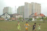Giá nhà giảm sâu, một số nhà Kl99ok phiên bản mới dùng tiền nhàn rỗi mua vào.