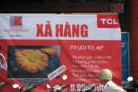 Những panô "khủng" giảm giá đang xuất hiện rất nhiều ở tiền sảnh các siêu thị điện máy.