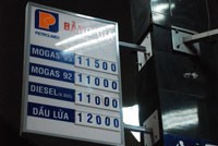 Sau 22 giờ ngày 9/2, giá bán dầu diesel niêm yết của Petrolimex vẫn giữ nguyên ở mức 11.000 đồng/lít.