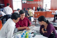 Khá đông khách hàng đến tìm hiểu căn hộ Hoàng Anh River View và Phú Hoàng Anh trong ngày 16/2.