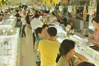 Giá vàng tăng cao, người dân nô nức đi bán.