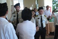 Nhiều người tham dự mang giấy ủy quyền không có dấu đỏ đã không thể vượt qua được hàng rào bảo vệ để tiếp cận bàn đăng ký.