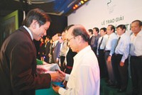 TS Nguyễn Anh Tuấn, Tổng Biên tập Báo Kl99ok phiên bản mới trao Kỷ niệm chương cho các DN tham dự Cuộc bình chọn BCTN năm 2007.