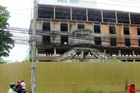 Khu đất “vàng” của Tổng công ty Hàng không VN tại góc đường Đinh Tiên Hoàng - Nguyễn Đình Chiểu (Q.1) đã bỏ trống hơn mười năm qua.
