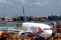 Máy bay của Indochina Airlines tiếp nhiên liệu của Vinapco.