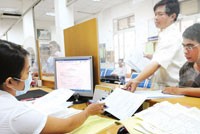 Người dân làm thủ tục nhà đất tại UBND quận 1 sáng 19/8.