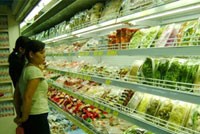 Sự lo ngại này rất có lý khi thị trường tiêu dùng Việt Nam, đâu đâu cũng nhìn thấy sản phẩm nhập ngoại, thậm chí kể cả rau - Ảnh minh họa.