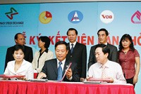 Sở GDCK Hà Nội, Trung tâm Lưu ký CK và các tổ chức phát hành đã cùng ký thoả thuận hợp tác ngay trong ngày khai trương hệ thống giao dịch TPCP chuyên biệt (24/9/2009).