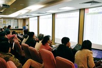 Hầu hết các NĐT nhỏ lẻ bị chi phối, bị dao động khiến các quyết định mua bán của mình rơi vào một tâm trạng: khi mua là mua bằng được, khi bán là bán bằng mọi giá.