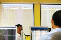 Phí hấp dẫn cùng với các dịch vụ đi kèm dường như đang là chiếc cần câu để nhử "cá lớn".