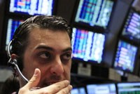 Với phiên tăng điểm này, chỉ số Dow Jones và S&P 500 đã lên mức cao nhất trong 14 tháng qua, trong khi chỉ số Nasdaq lên mức cao nhất trong 15 tháng - Ảnh: Reuters.