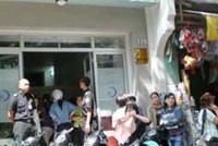 Khách hàng kéo đến đòi tiền tại Công ty Phục Hưng, nhưng chẳng nhận được gì.