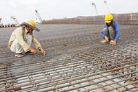 Giá thép trong nước sẽ tiếp tục chịu nhiều tác động từ chi phí đầu vào như xăng, điện, than, tỷ giá ngoại tệ...