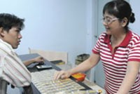 Giá vàng biến động bất thường nên người mua bán vàng phải cẩn trọng để tránh rủi ro