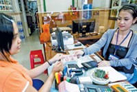Tại các điểm bán hàng chấp nhận thanh toán bằng thẻ tín dụng  người tiêu dùng vẫn dùng... tiền mặt