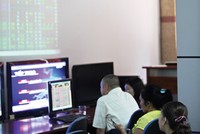 Mỗi lần TTCK thế giới sụt giảm mạnh, TTCK Việt Nam lại một phen lao đao.