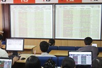 NĐT cần thận trọng, không nên với diễn biến thị trường hiện tại - Ảnh: Hoài Nam
