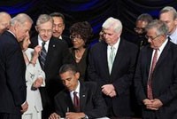 Tổng thống Mỹ Obama ký thành luật kế hoạch cải tổ Phố Wall - Ảnh: Reuters