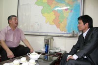Lê Mãn Thân (góc phải) - Tổng GĐ Petroconex trong buổi nói chuyện với UBND tỉnh Thanh Hóa về việc "tài trợ" cho đội bóng xứ Thanh năm 2009