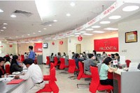 Khách hàng giao dịch tại Prudential. Ảnh: Báo Công thương