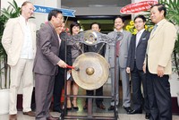 Ông Phan Ngọc Diệp, Phó Chủ tịch Ban đại diện Quỹ Kl99ok phiên bản mới VFA đánh cồng khai trương phiên giao dịch đầu tiên CCQ VFMVFA ngày 9/8/2010 tại sàn HOSE
