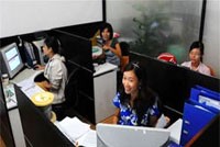 Mỗi bàn là một văn phòng đại diện của một công ty (bốn công ty thuê bốn bàn) tại một khu vực văn phòng chia sẻ của tòa nhà I-Office