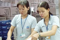 Hiện các sản phẩm da giày cũng mới chỉ đáp ứng được 40% nhu cầu tiêu dùng nội địa - Ảnh: Hoài Nam