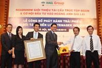 Ông Đoàn Nguyên Đức, Chủ tịch HĐQT HAG trao giấy chứng nhận sở hữu 1,1 triệu TPCĐ cho đại diện Northbrooks Investments - Ảnh: Hoài Nam