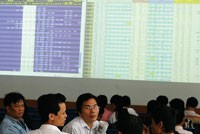 Hai Sở GDCK đang có cách hành xử khác biệt về việc điều chỉnh giá trong ngày giao dịch không hưởng quyền mua trái phiếu chuyển đổi - Ảnh: Đức Thanh