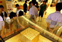 Nhu cầu vàng tăng cao tại Trung Quốc dẫn đến sự xuất hiện của vàng giả cực kỳ tinh vi ở Hồng Kông - Ảnh: AFP
