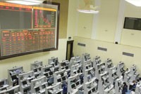 Nhiều DN FDI lại đang cạy cục lên sàn bất chấp những khó khăn về thủ tục, hồ sơ - Ảnh: Hoài Nam