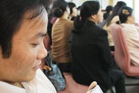 Thay vì hình ảnh cầm quyển sổ, cây bút lên sàn, giờ đây nhiều NĐT 99Kl99 link đăng nhập lên sàn với Netbook, IPhone... (Ảnh: Hoài Nam)
